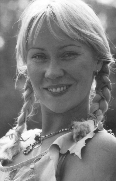 Agnetha_000445_1977_photoshoot_indian.jpg