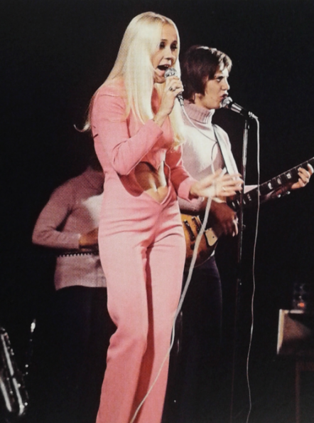 Agnetha_008419_performing.png