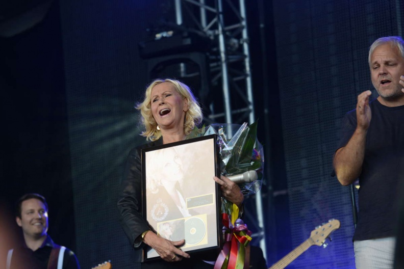 Agnetha_000224_2013_08_01_stockholm_gay_pride.jpg